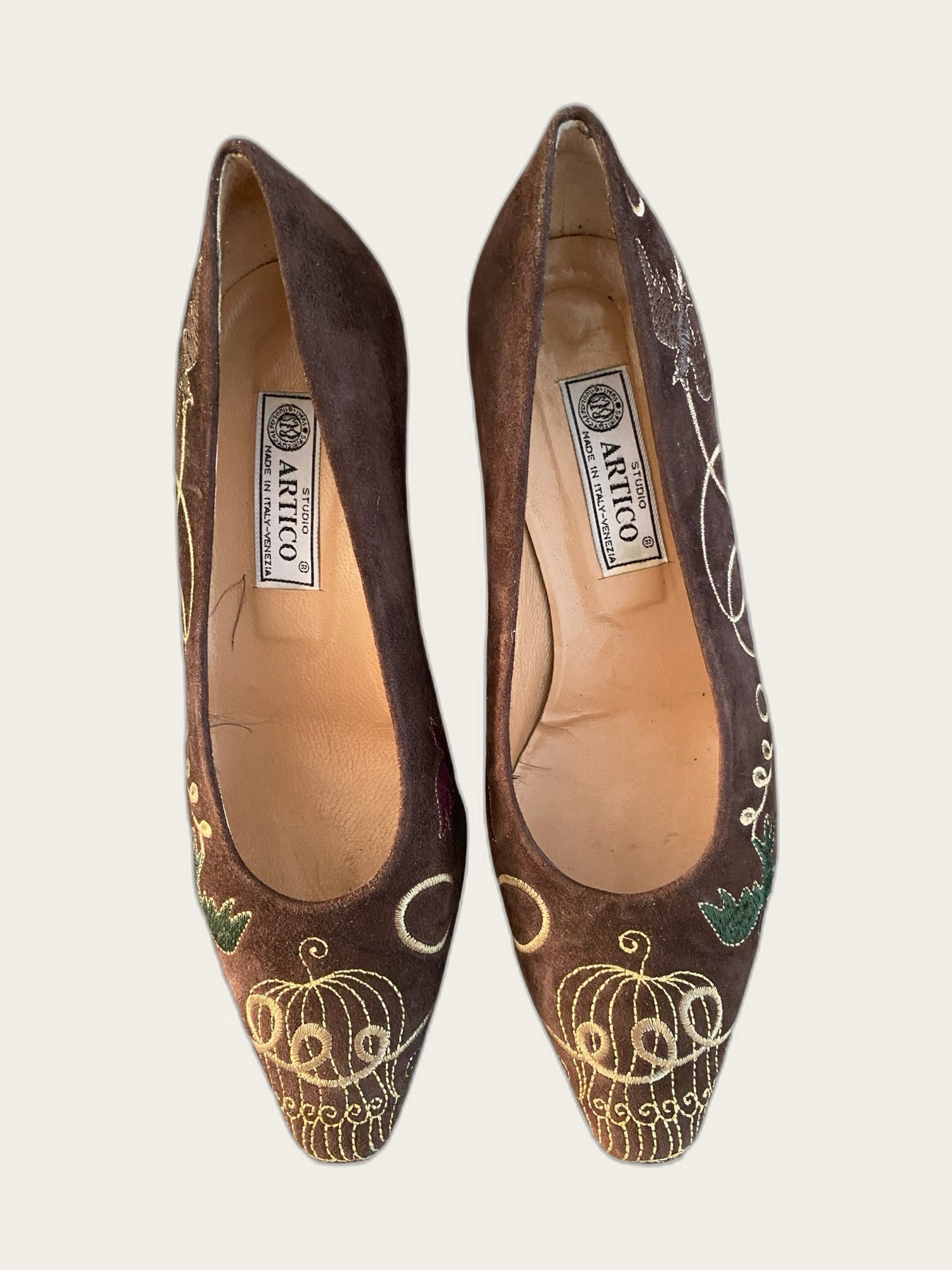 Suède geborduurde pumps