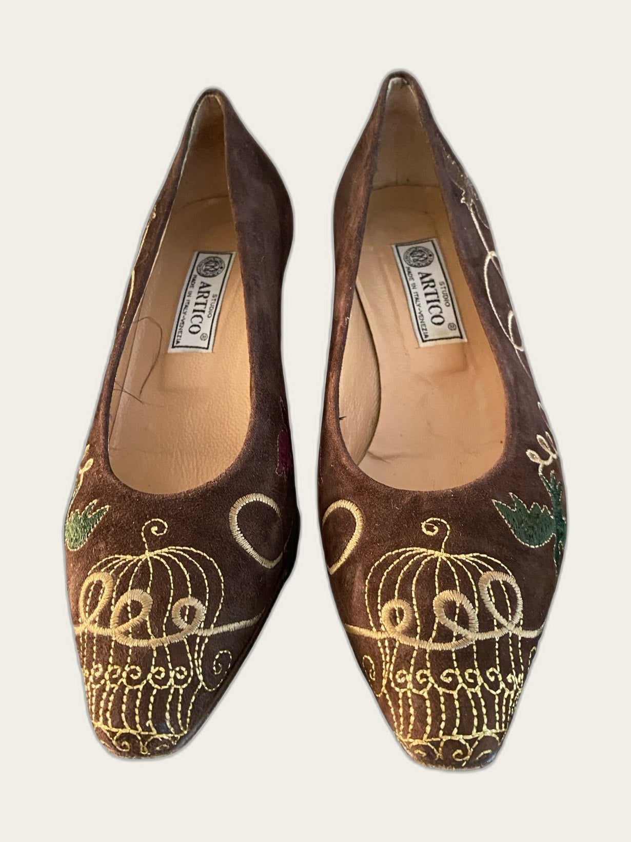 Suède geborduurde pumps