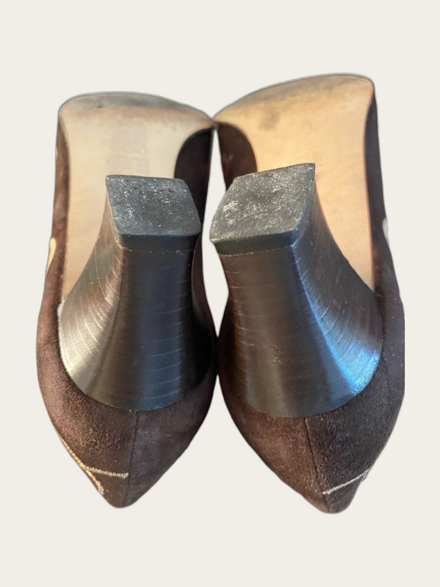 Suède geborduurde pumps