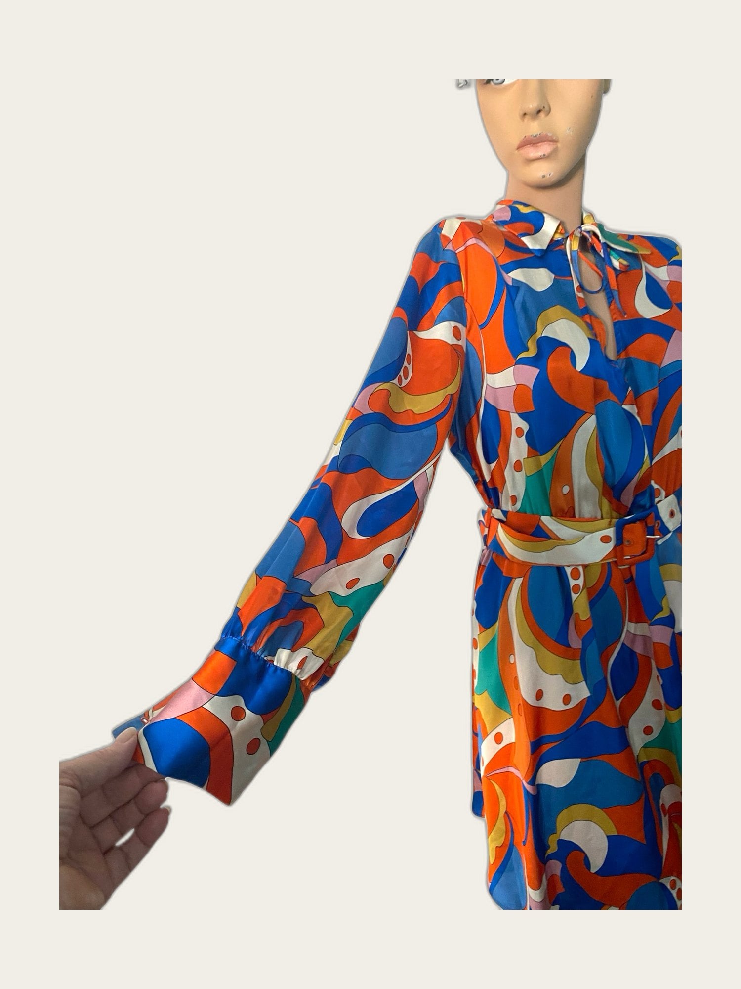 Vintage retro 70s 80s stijl satijnen kleurrijk jurke