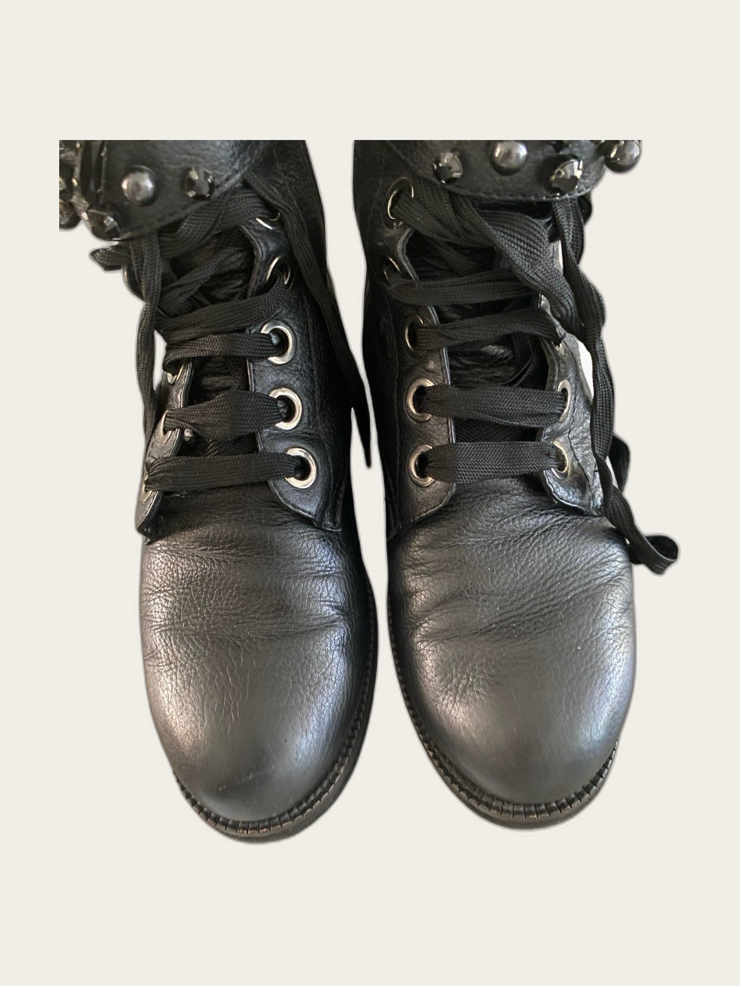 Leren veterboots met versierde band