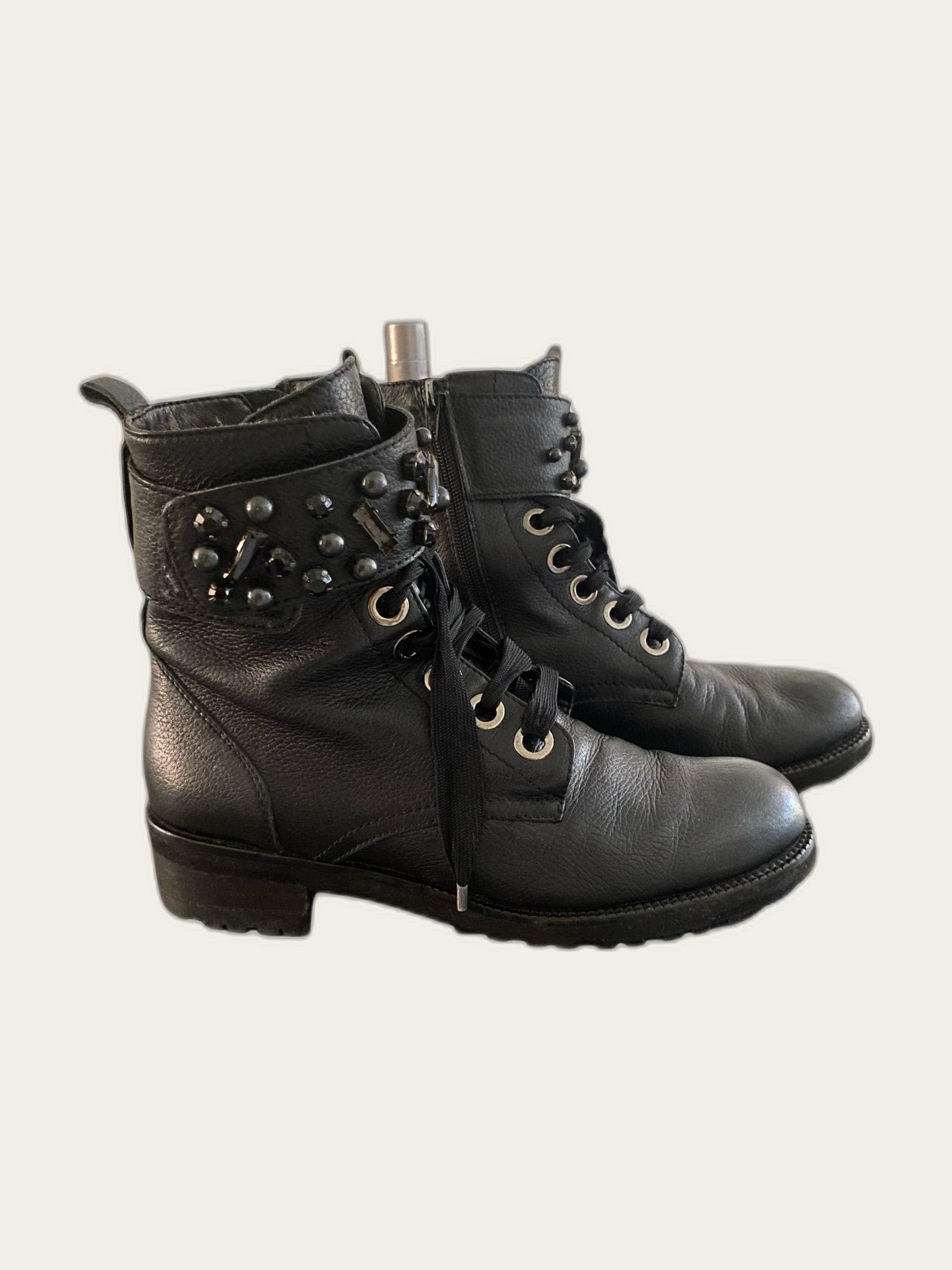 Leren veterboots met versierde band