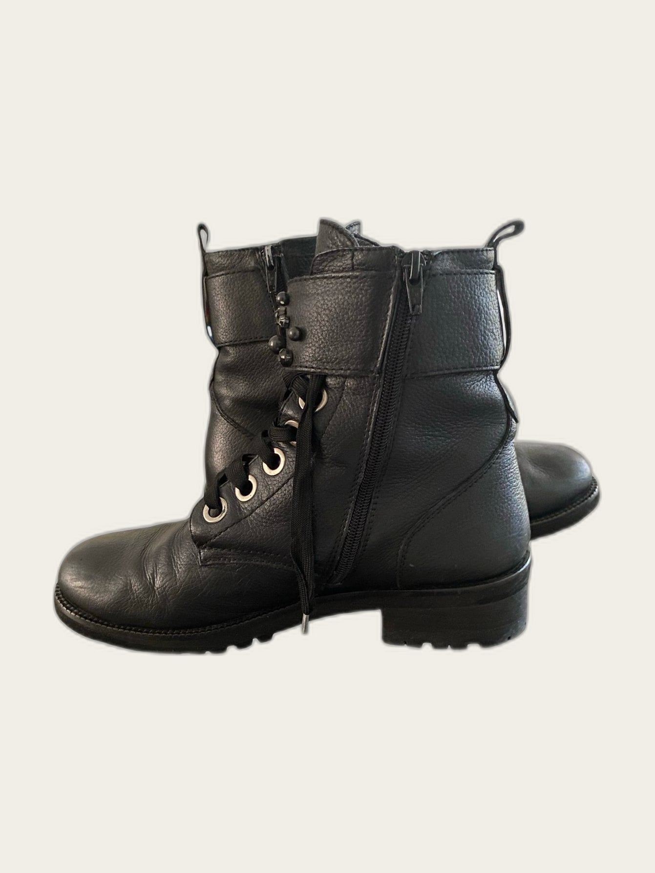 Leren veterboots met versierde band