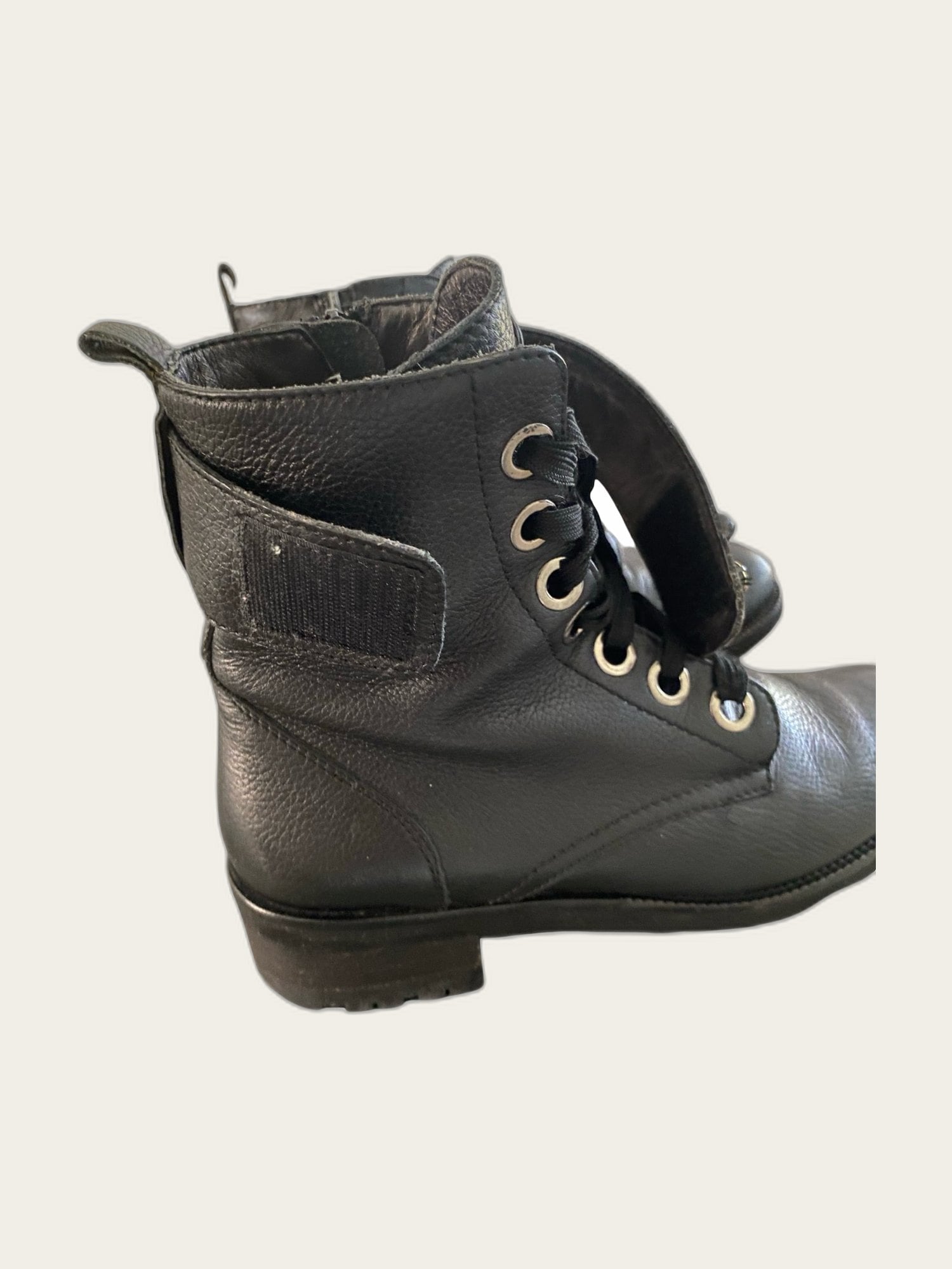 Leren veterboots met versierde band