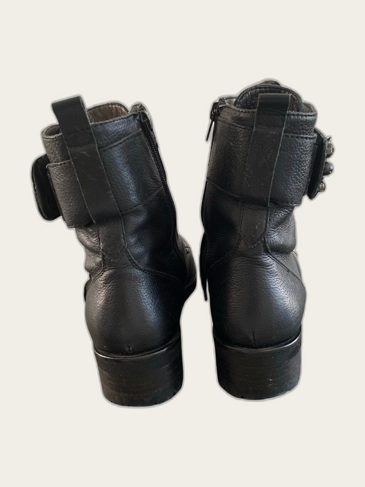 Leren veterboots met versierde band
