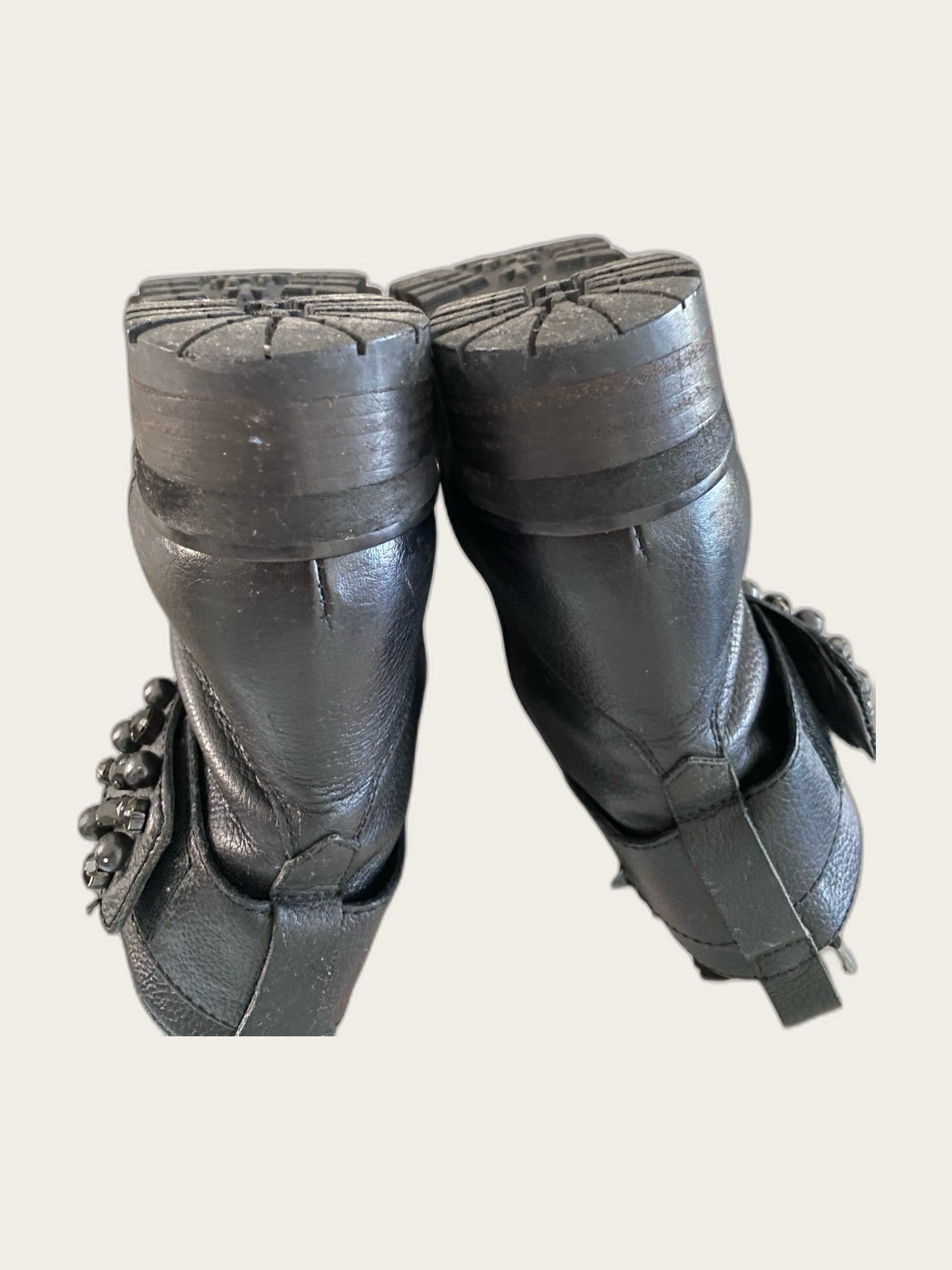 Leren veterboots met versierde band