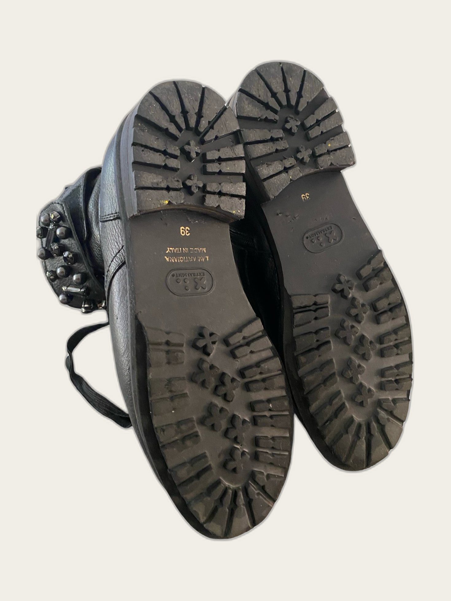 Leren veterboots met versierde band