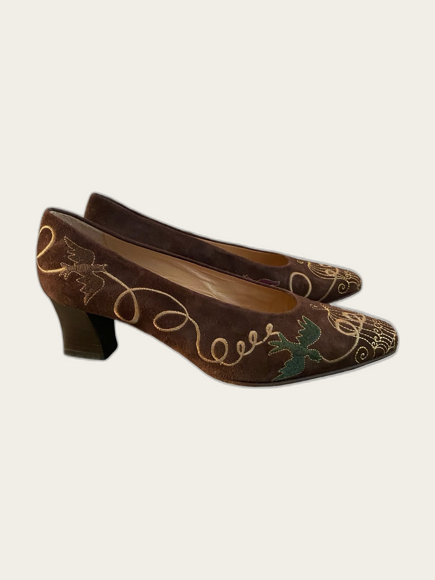 Suède geborduurde pumps
