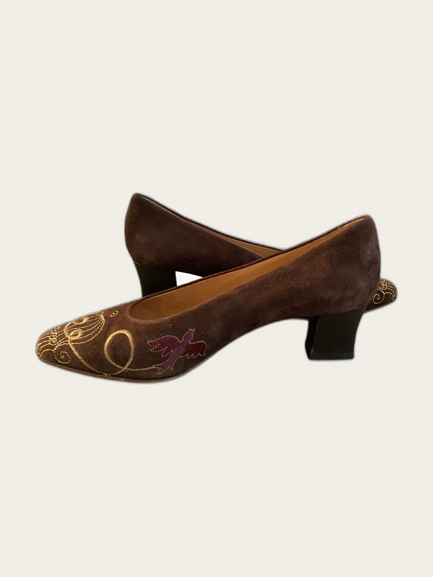 Suède geborduurde pumps
