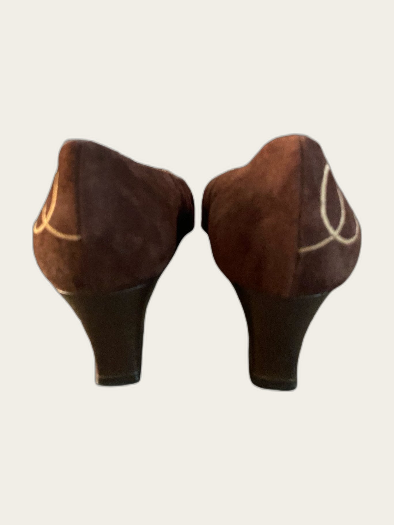Suède geborduurde pumps