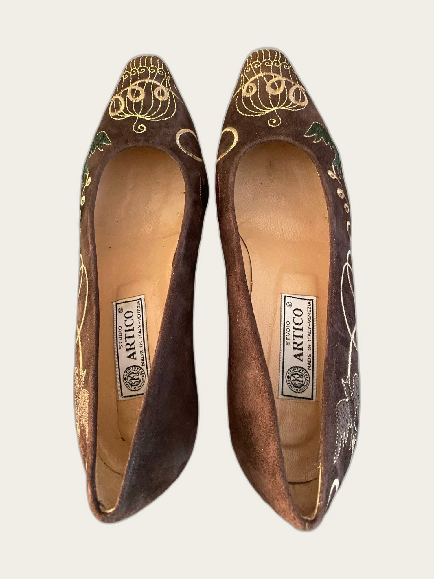 Suède geborduurde pumps