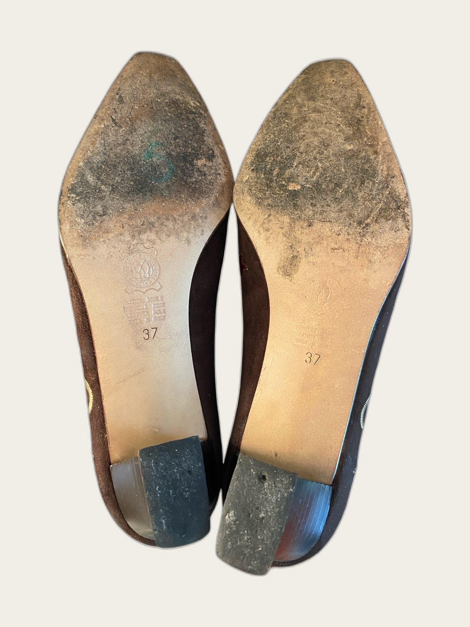 Suède geborduurde pumps